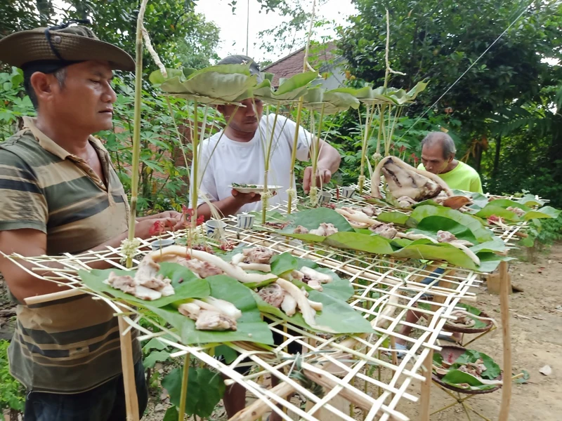 Người Hrê ở huyện Ba Tơ, Quảng Ngãi đặt lễ vật lên giàn cúng làm từ cây đót và lá cây tép. Ảnh: Minh Đát