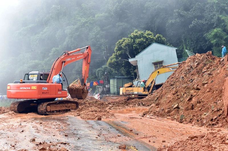 Công tác khắc phục hậu quả vụ sạt lở tại Trạm cảnh sát giao thông Mađaguôi trên đèo Bảo Lộc. Ảnh: Hải Minh