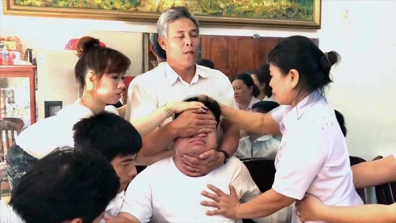 Một kiểu trừ quỷ quái dị. 