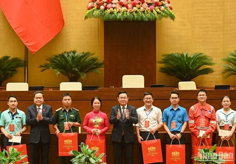 Chủ tịch Quốc hội Vương Đình Huệ và Phó Chủ tịch Thường trực Quốc hội Trần Thanh Mẫn trao các phần quà cho 20 gương mặt đoàn viên công đoàn xuất sắc trong cả nước. Ảnh: DUY LINH