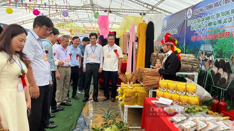 Các đại biểu tham quan một gian hàng tại Hội chợ.