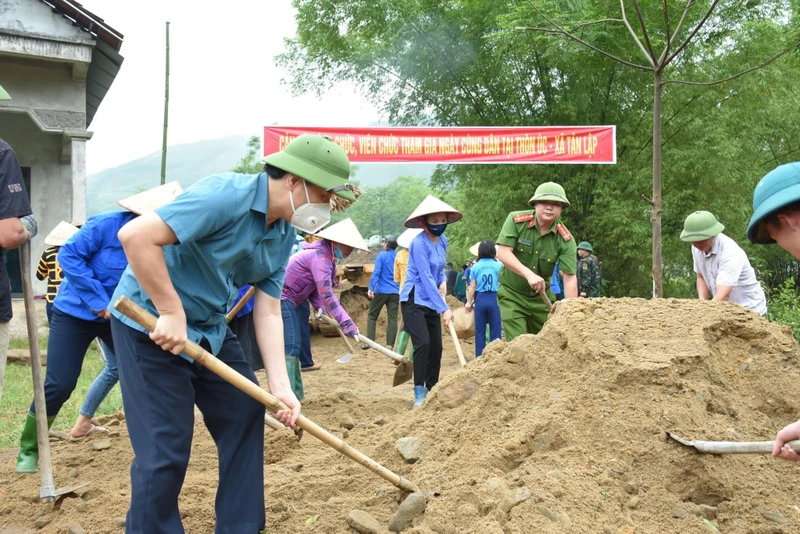 Bí thư Huyện ủy Lục Yên Hoàng Hữu Độ (bên trái) tham gia "Ngày cùng dân" tại xã Tân Lập.