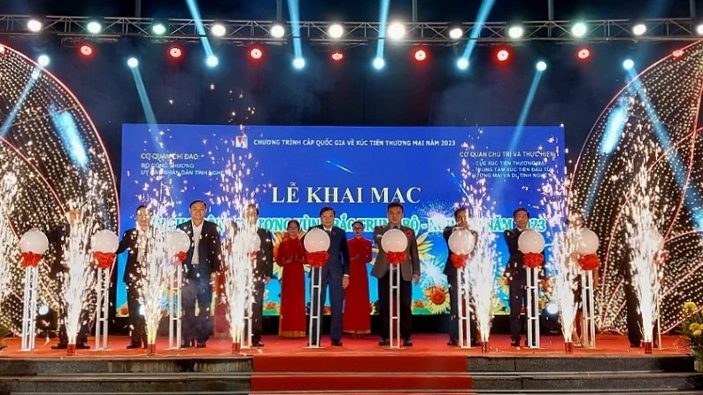 Các đại biểu nhấn nút khai mạc Hội chợ.