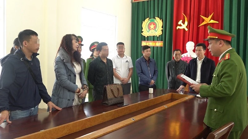 Cơ quan chức năng đọc lệnh giữ người trong trường hợp khẩn cấp đối với Nguyễn Kim Tiến. (Ảnh: Công an Nghệ An cung cấp).