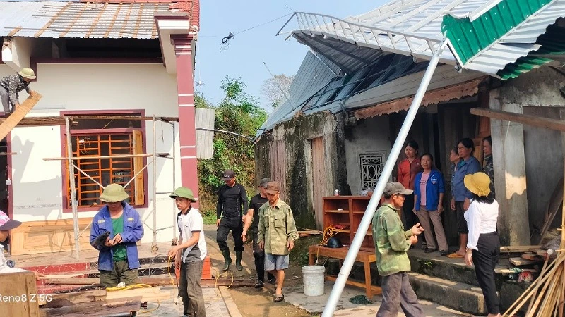 Nhiều nhà dân, trường học bị hư hỏng nặng. (Ảnh: CTV)