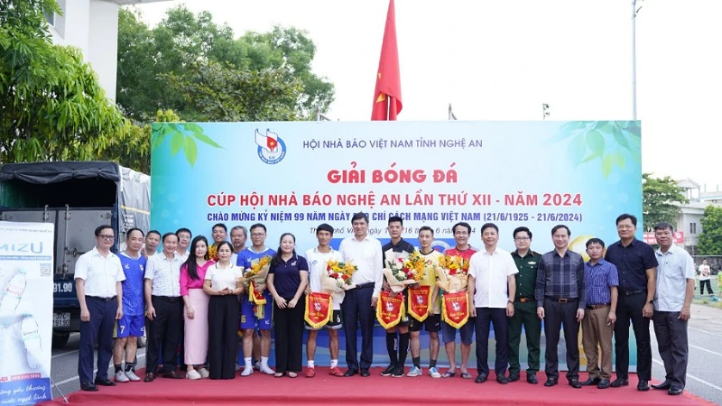 Ban tổ chức giải và các đại biểu cùng các cầu thủ, tổ trọng tài chụp ảnh lưu niệm.