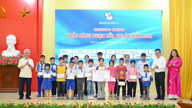 Đồng chí Lê Quốc Minh, Ủy viên Trung ương Đảng, Tổng Biên tập Báo Nhân Dân, Phó Trưởng Ban Tuyên giáo Trung ương, Chủ tịch Hội Nhà báo Việt Nam và đại diện nhà tài trợ trao các suất quà cho học sinh nghèo hiếu học trên địa bàn huyện Anh Sơn.
