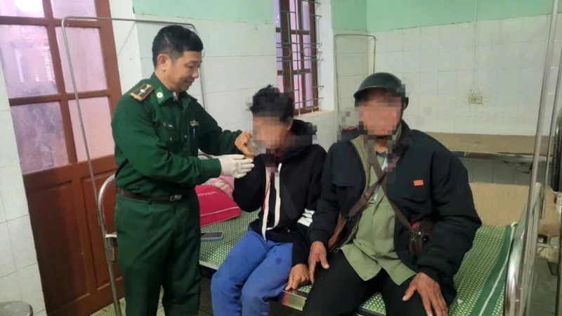 Bác sĩ quân y Lê Anh Đức cứu sống thanh niên V.B.D ăn lá ngón tự tử ngày 12/11 vừa qua.