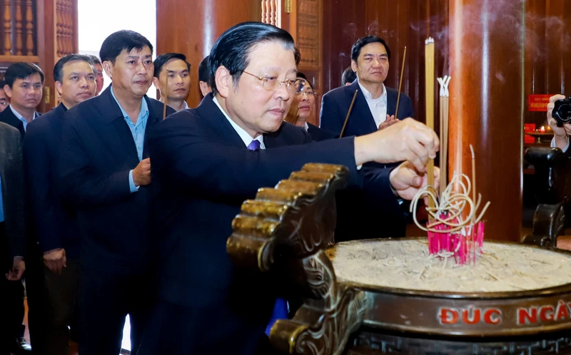 Đồng chí Phan Đình Trạc thắp nén hương thành kính tưởng nhớ công ơn to lớn của Chủ tịch Hồ Chí Minh.