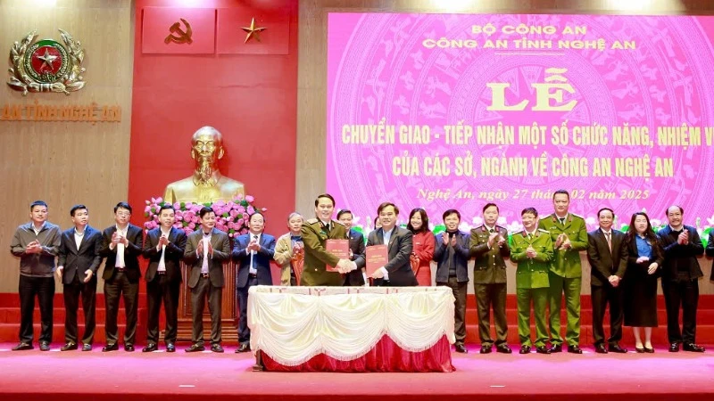 Thiếu tướng Bùi Quang Thanh, Giám đốc Công an tỉnh Nghệ An cùng đại diện lãnh đạo các sở, ngành, địa phương ký biên bản bàn giao chức năng, nhiệm vụ. (Ảnh: CÔNG AN NGHỆ AN)