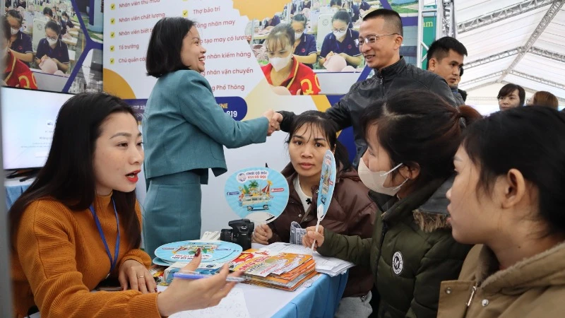 Các doanh nghiệp tìm kiếm lao động tại Ngày hội việc làm được tổ chức ngay sau dịp Tết Nguyên đán Ất Tỵ 2025 ở Khu công nghiệp VSIP Nghệ An.