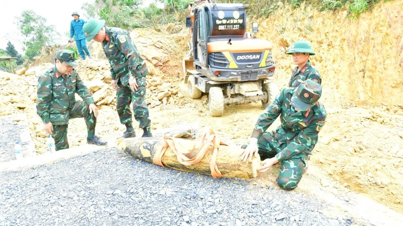 Quả bom đã được lực lượng chức năng tổ chức nổ tiêu hủy thành công, bảo đảm an toàn. (Ảnh: TRỌNG KIÊN)