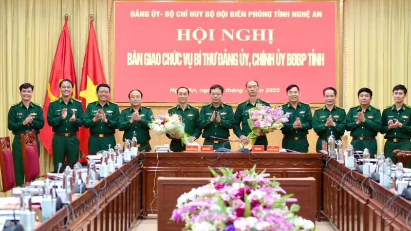 Thiếu tướng Nguyễn Văn Thiện, Phó Tư lệnh Bộ đội Biên phòng tặng hoa chúc mừng các đồng chí giao, nhận chức vụ Bí thư Đảng ủy, Chính ủy Bộ đội Biên phòng tỉnh Nghệ An.