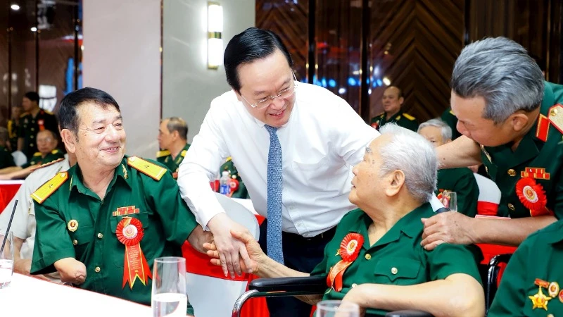 Đồng chí Nguyễn Đức Trung, Bí thư Tỉnh ủy Nghệ An hỏi thăm sức khoẻ, động viên các cựu chiến binh, thương binh, bệnh binh. (Ảnh: PHẠM BẰNG).