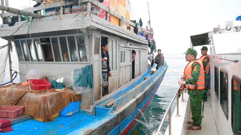 Đoàn công tác Bộ đội Biên phòng tỉnh Nghệ An tuyên truyền cho ngư dân thực hiện đúng quy định khi khai thác hải sản trên biển.