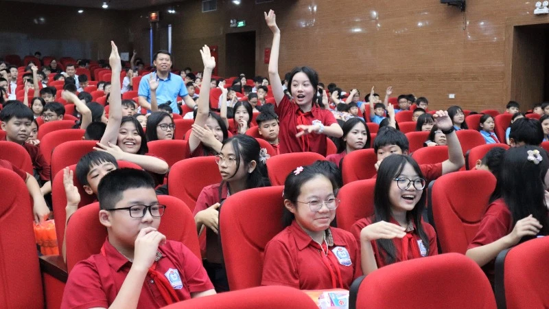 Các em học sinh hào hứng tham gia trả lời các câu hỏi về kiến thức, kỹ năng phòng, chống đuối nước.