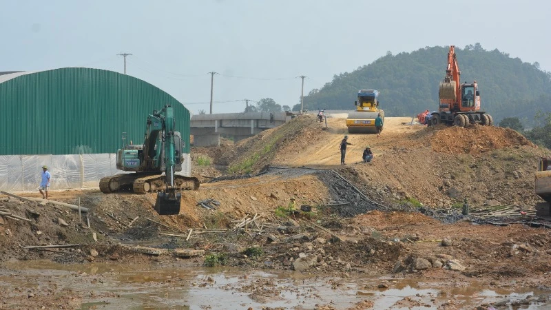 Toàn tuyến còn 0,35km mặt bằng chưa được bàn giao để thi công.