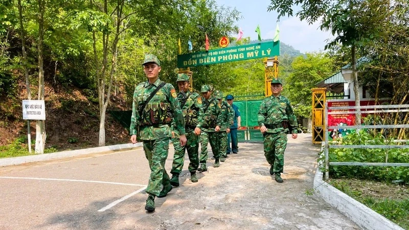 Đội hình tuần tra Đồn Biên phòng Mỹ Lý cùng lực lượng công an, dân quân địa phương xuất phát tuần tra, kiểm soát khu vực biên giới.