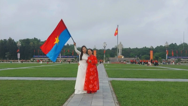 Người dân chụp ảnh, lưu lại khoảnh khắc đầy tự hào trong những ngày tháng Tư lịch sử của dân tộc.