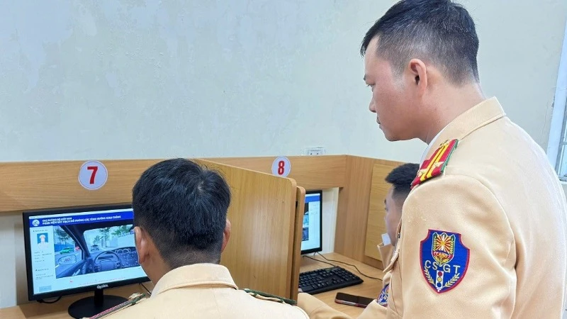 Tập huấn nghiệp vụ sát hạch viên cho lực lượng Cảnh sát giao thông.