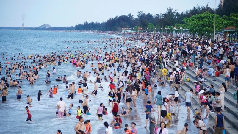 Có khoảng 322.000 lượt khách đến biển Cửa Lò trong 5 ngày nghỉ Lễ 30/4 và 1/5 năm nay.