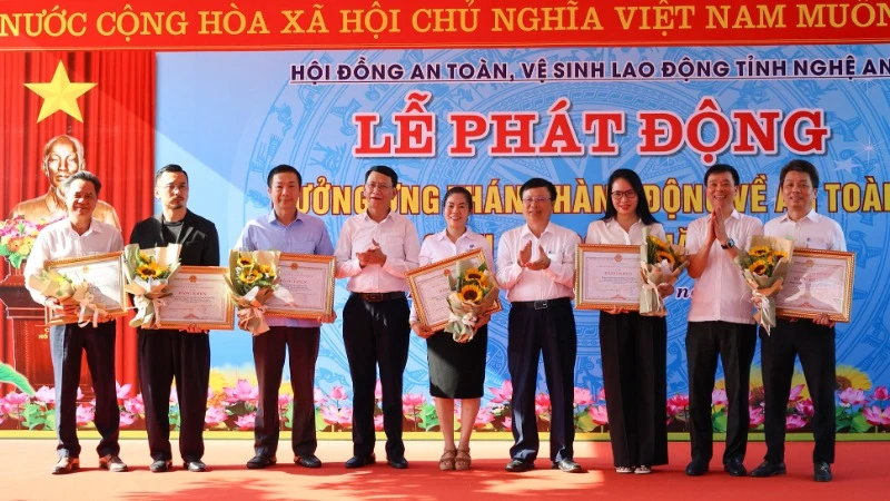 Phó Chủ tịch Ủy ban nhân dân tỉnh Nghệ An Bùi Đình Long trao Bằng khen của Ủy ban nhân dân tỉnh cho 6 tập thể có thành xuất sắc trong công tác an toàn vệ sinh lao động năm 2024.