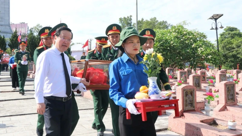 Lãnh đạo tỉnh Nghệ An và lãnh đạo Quân khu 4 di hài cốt liệt sĩ an táng ở Nghĩa trang liệt sĩ huyện Nghi Lộc, Nghệ An.