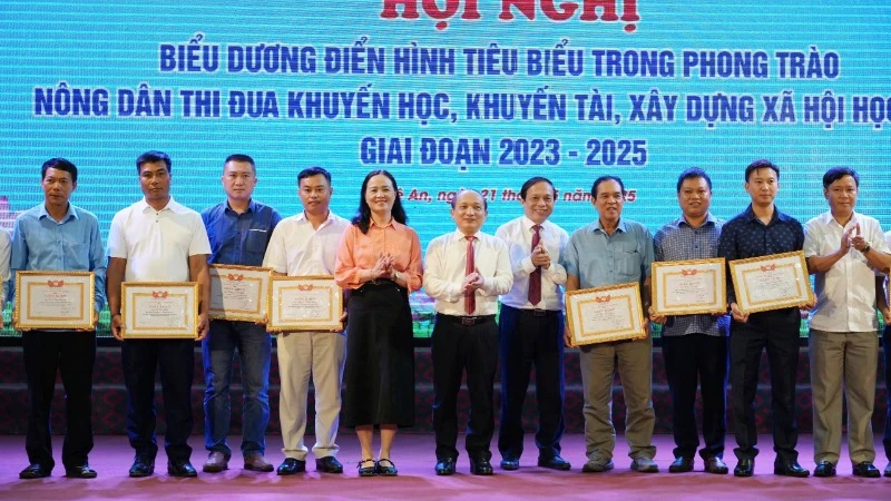 Tôn vinh cán bộ, hội viên, nông dân tiêu biểu trong học tập, trong chia sẻ tri thức và trong cống hiến cho cộng đồng giai đoạn 2023-2025.
