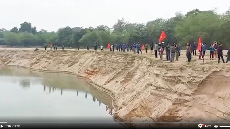 Người dân xã Đồng Văn, huyện Thanh Chương tập trung bên bờ sông Lam, dựng lán, đánh trống… để phản đối hoạt động khai thác cát, sỏi của Công ty cổ phần Khai thác cát, sạn và Vận tải Thanh Chương. (Ảnh cắt từ video clip)