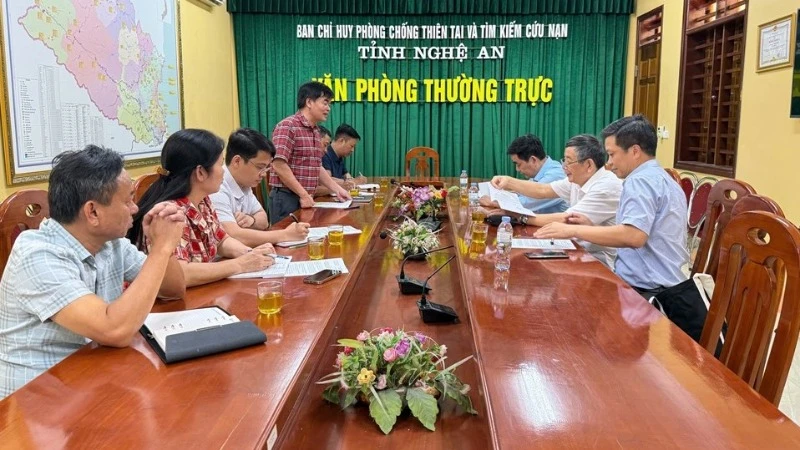 Văn phòng thường trực Ban Chỉ huy Phòng chống thiên tai-Tìm kiếm cứu nạn và Phòng thủ dân sự tỉnh Nghệ An cùng Đoàn công tác Quỹ Cộng đồng phòng tránh thiên tai đánh giá hiệu quả các dự án. (Ảnh: NGUYỄN LIÊN)
