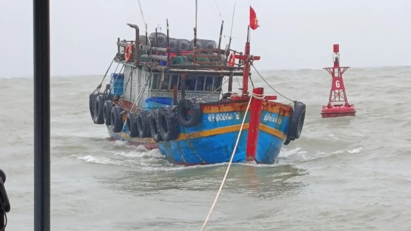Tàu cá mang số hiệu QB 91414TS được lai dắt vào bờ.