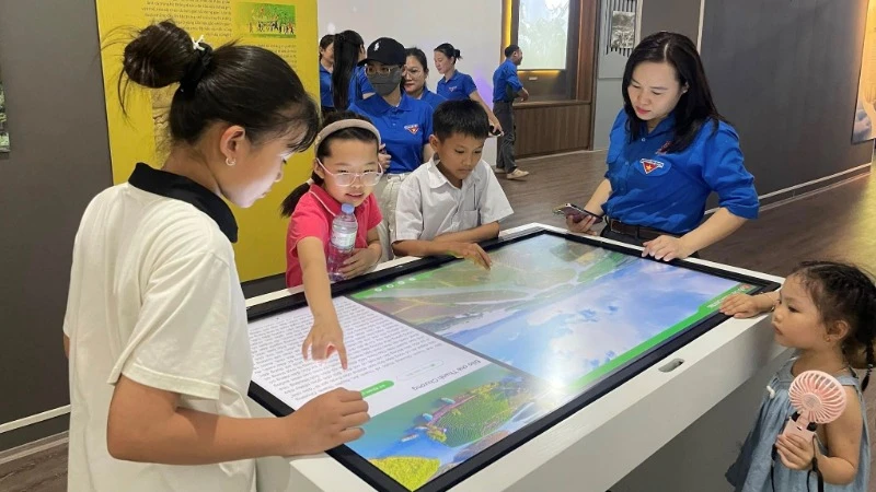Không gian số với phần mềm trình chiếu, tương tác, hỏi đáp, ứng dụng công nghệ thông minh nhân tạo AI,… tại Bảo tàng Nghệ An. 