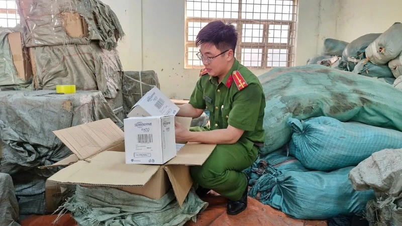 Số hàng giả bị lực lượng chức năng thu giữ. (Ảnh: Công an Nghệ An)