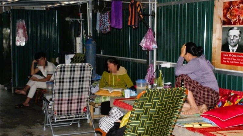 Nhiều người lưu trú tại nhà ông Quang để được chữa bệnh bằng cách nhịn ăn và uống nước i-on kiềm. Ảnh: quynhluu.nghean.gov.vn