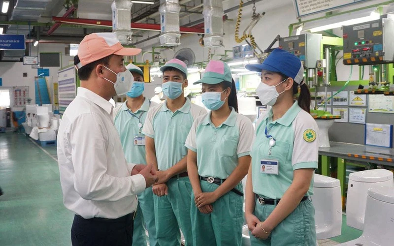 Tổng Giám đốc Bảo hiểm xã hội Việt Nam Nguyễn Thế Mạnh kiểm tra tiến độ thực hiện chi trả cho người lao động từ Quỹ Bảo hiểm thất nghiệp. (Ảnh: Tâm Trung) 