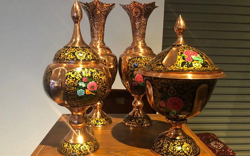 Bộ bình và chân đèn vẽ tay tại triển lãm.