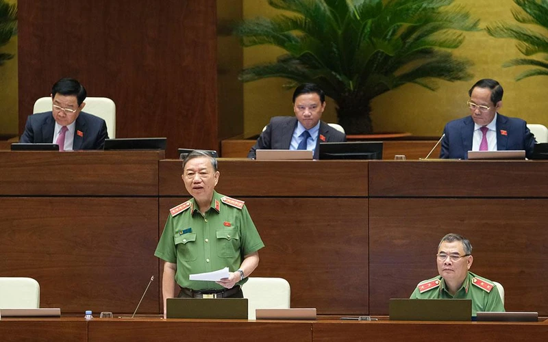 Bộ trưởng Tô Lâm trong phiên trả lời chất vấn sáng 10/8. (Ảnh: Cổng thông tin Quốc hội)