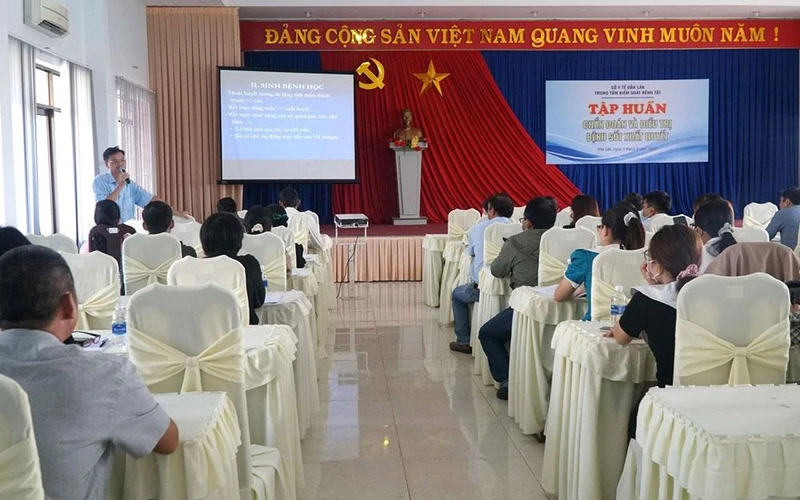 Trung tâm kiểm soát bệnh tật tỉnh Đắk Lắk tổ chức tập huấn chẩn đoán và điều trị sốt xuất huyết cho đội ngũ cán bộ y tế cơ sở. (Ảnh: QUANG NHẬT)