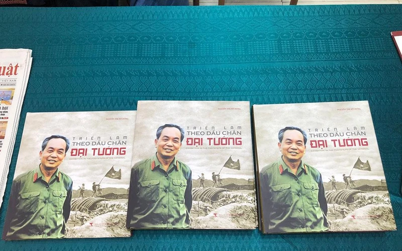 Sách thơ "Theo dấu chân Đại tướng".