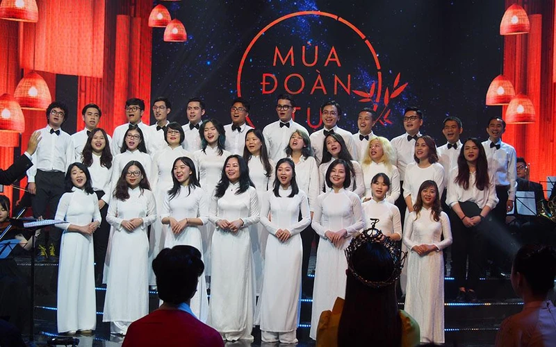Dàn hợp xướng Gió Xanh trình diễn trong chương trình "Mùa đoàn tụ" của Đài Truyền hình Việt Nam. (Ảnh: Gió Xanh cung cấp)