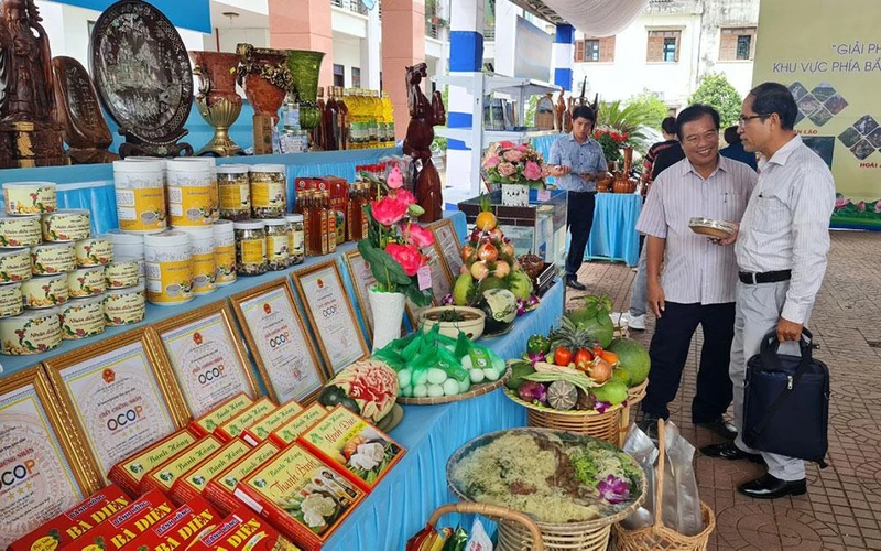 Các đại biểu tham quan các gian hàng trưng bày tại Hội nghị “Giải pháp phát triển du lịch 4 địa phương khu vực phía bắc tỉnh: Hoài Nhơn, Hoài Ân, Phù Mỹ, An Lão”.