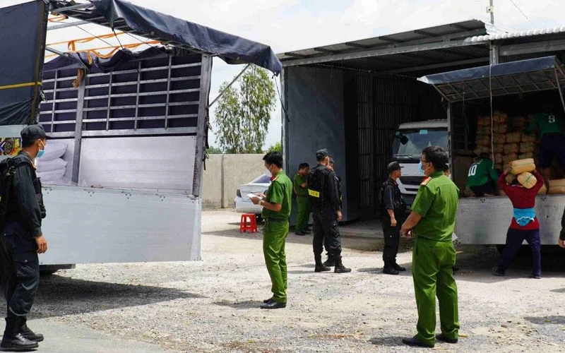 Lực lượng chức năng khám xét cơ sở sang chiết, đóng gói đường cát Ngọc Duyên, ấp 4, xã Vĩnh Châu B, huyện Tân Hưng, tỉnh Long An. 