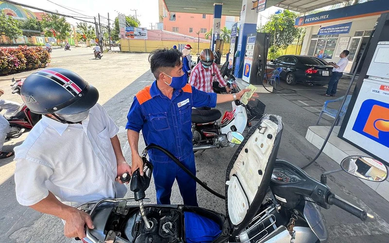 Các cửa hàng kinh doanh xăng, dầu trên địa bàn hoạt động bình thường bảo đảm nhu cầu sản xuất, đi lại của người dân.