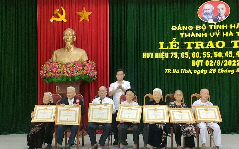 Đồng chí Trần Thế Dũng, Phó Bí thư Thường trực Tỉnh ủy Hà Tĩnh trao Huy hiệu 75 năm tuổi Đảng cho các đảng viên ở thành phố Hà Tĩnh. 