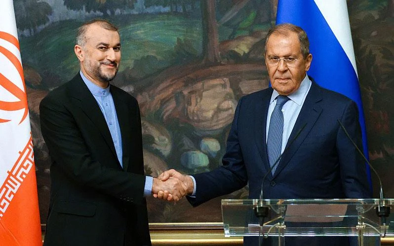 Ngoại trưởng Nga Sergei Lavrov (phải) bắt tay Ngoại trưởng Iran Hossein Amir-Abdollahian tại Moskva ngày 31/8. (Ảnh: Bộ Ngoại giao Nga)