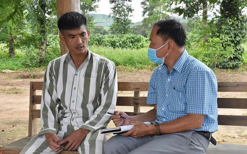 Anh L.V.T. (huyện Hương Khê, tỉnh Hà Tĩnh) không giấu được vui mừng khi được đặc xá trước thời hạn về đoàn tụ với gia đình. 