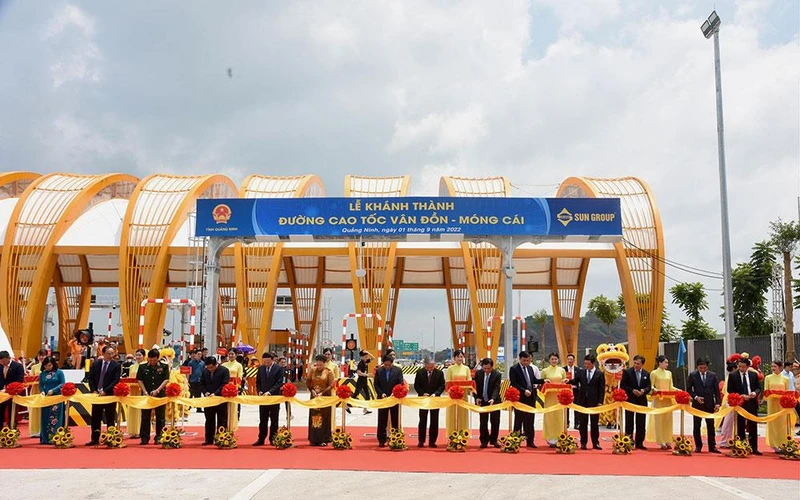 Lễ cắt băng khánh thành tuyến cao tốc Vân Đồn-Móng Cái. (Ảnh: TRẦN HẢI)