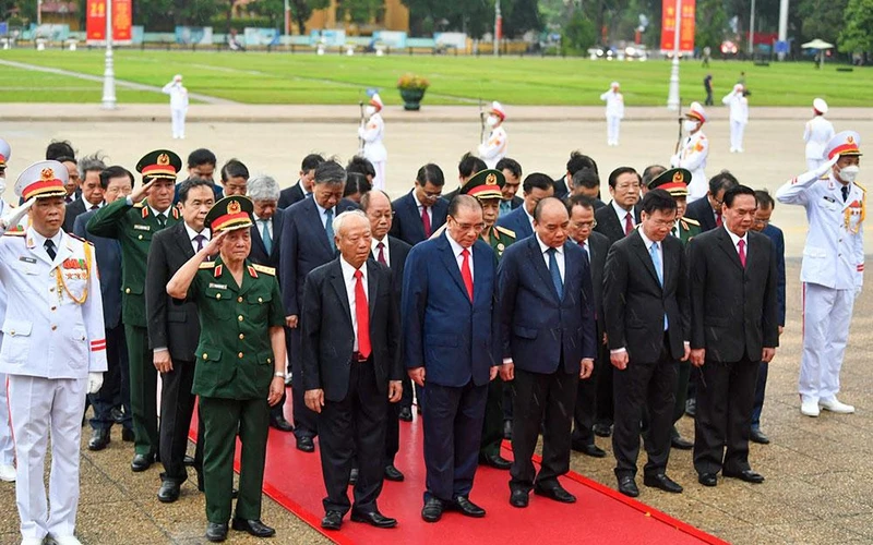 Các đồng chí lãnh đạo, nguyên lãnh đạo Đảng, Nhà nước thành kính tưởng nhớ Chủ tịch Hồ Chí Minh.