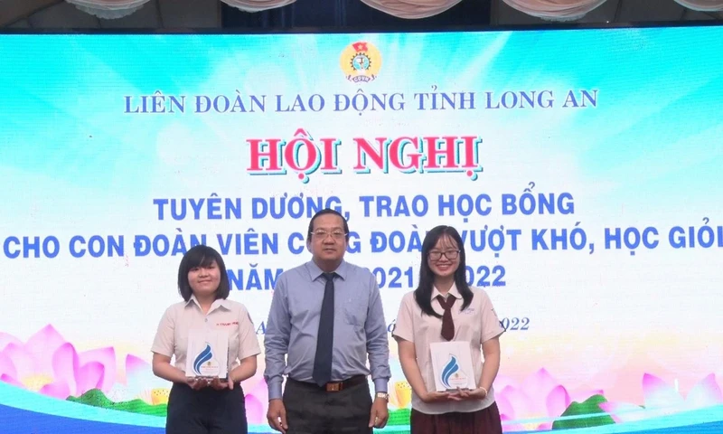 Lãnh đạo tỉnh Long An trao thưởng cho học sinh đạt giải cấp quốc gia năm học 2021–2022. 