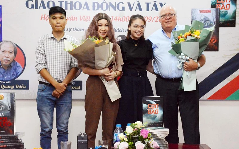 Các diễn giả tại buổi tọa đàm. (Ảnh: Linh Lan Books)